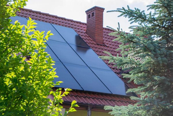 Titulní obrázek článku: Kombinace tuhých paliv s obnovitelnými zdroji - hybridní vytápění